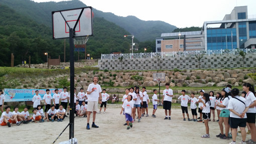 한기범희망나눔이 18∼20일 강원도 철원군 병영체험수련원에서 농구교실 여름캠프를 개최했다. 농구스타 한기범(가운데)이 어린이들에게 농구 슛 동작을 지도하고 있다. 사진제공｜한기범희망나눔