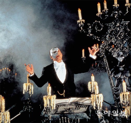 ‘오페라의 유령’은 2001년 7개월간, 2009년 12개월간 각각 공연돼 국내에서 장기 공연된 대형 뮤지컬로 꼽힌다. 동아일보DB