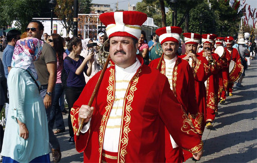 700년을 이어오는 터키의 메흐테르 군악대. 9월 중순 경주에서 열리는 ‘이스탄불 인 경주’에서 이 군악대의 웅장한 행렬을 볼 수 있다. 경주세계문화엑스포 제공