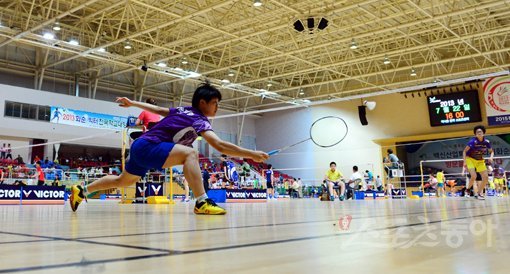 한국 배드민턴의 요람 ‘이용대 올림픽제패기념 2014 화순 전국 초·중·고·대 학교대항 배드민턴선수권대회’가 24일부터 30일까지 7일간 전남 화순 하니움문화스포츠센터 및 이용대체육관에서 열린다. 사진은 지난해 단체전 예선전 모습. 스포츠동아DB