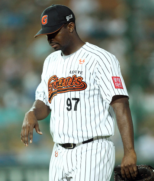 롯데 쉐인 유먼은 좋은 투수다. 그러나 ‘천적’ 삼성 박석민만 만나면 한 없이 작아진다. 이처럼 서로 꼬리를 물고 물리는 먹이사슬 관계로 형성된 야구계 천적관계에 울고 있는 선수들이 나오고 있다. 사진제공｜스포츠코리아