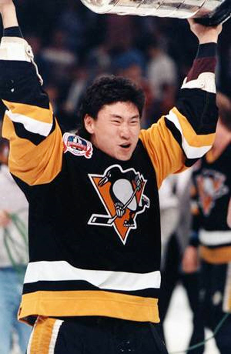 동양인 최초로 북미아이스하키리그(NHL)에서 뛴 백지선이 1990∼1991시즌 우승을 한 뒤 우승컵인 스탠리컵을 들고 환호하고 있다. 대한아이스하키협회 제공