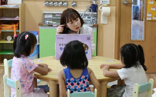 김유리화연구원이 전북 장수의 한 유치원에 SIT프로그램을 이용해 아동들에게 중재를 하고 있다.