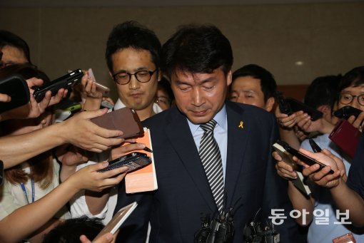 새정치민주연합 서울 관악을 재보선 후보인 기동민 전 서울시 정무부시장이 24일 오후 국회 정론관에서 후보 사퇴 기자회견을 한 후 밖으로 나가고 있다. 변영욱 기자