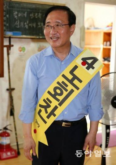 노회찬 후보가 서울 동작구 사당동 구립삼익경로당을 방문해 인사하고 있다. 전영한 기자