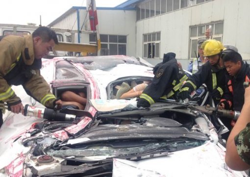 구조되는 여성 운전자. 사진= 중국 청도신문