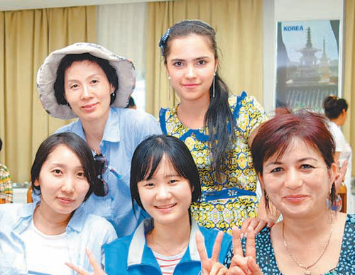 인하대병원의 도움으로 무료 심장수술을 받아 새 생명을 얻은 우즈베키스탄의 마르조나 하무로예바 양(18·뒷줄 오른쪽)이 9월 부하라의대에 입학한다. 그는 인하대병원의 의료봉사 활동을 보면서 의사가 되겠다는 꿈을 키워왔다. 인하대병원 제공