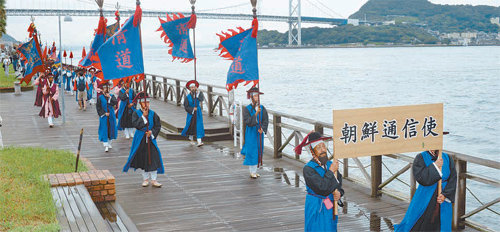 지난해 일본 시모노세키에서 열렸던 조선통신사 행렬재현 행사. 부산문화재단 제공