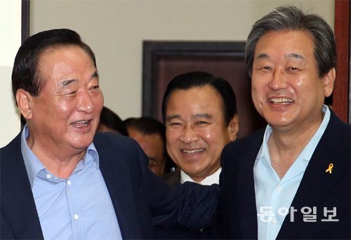 서청원 새누리당 최고위원(왼쪽)이 24일 국회에서 김무성 대표를 만나 환하게 웃고 있다. 가운데는 이완구 원내대표. 변영욱 기자 cut@donga.com