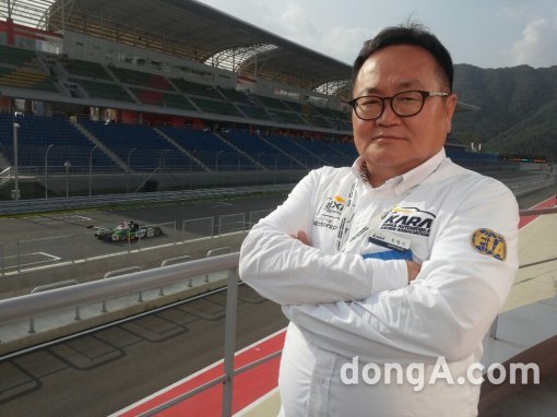 국내 오프 로드레이서 1세대이자 한국자동차경주협회(KARA) 오피셜을 30년째 맡고 있는 우영수(58) 감독관. 그는 성공적인 모터스포츠 개최를 위한 필수 조건으로 안전을 꼽았다.