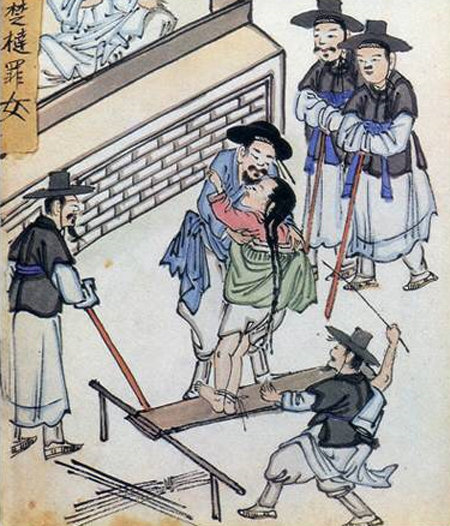 조선 화가 김윤보(1865∼?)의 형정도(刑政圖). 한 여성이 품행이 불량했다는 이유 등으로 관가에서 회초리를 맞고 있다. 푸른역사 제공