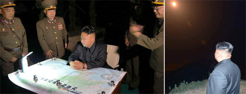 한반도 지도 펼쳐놓고 미사일 훈련 북한 노동신문은 김정은 노동당 제1비서가 전략군 로켓 발사훈련을 지도하는 사진(왼쪽 사진)과 함께 단거리 탄도미사일 발사를 지켜보는 모습을 27일자에 공개했다. 26일 실시된 탄도미사일 발사는 이른바 ‘전승절’(정전협정체결일)을 맞아 이뤄진 것으로 김정은은 주한미군을 겨냥한 것이라고 밝혔다. 사진 출처 노동신문