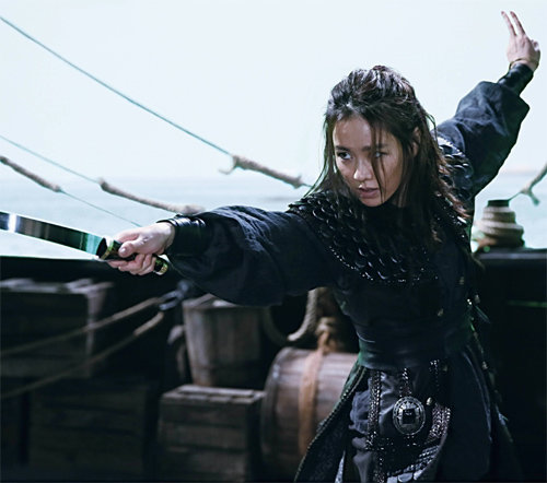 해적단의 단주 여월 역을 맡아 처음으로 액션 연기를 선보인 손예진.