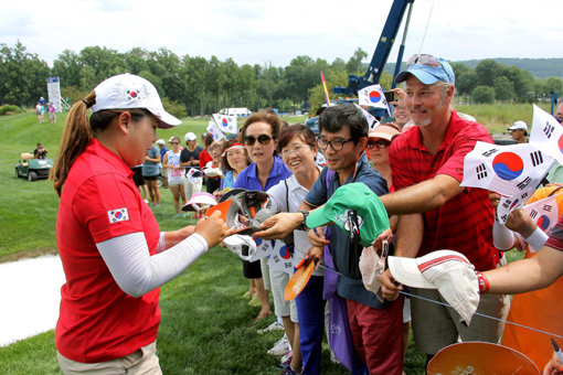 박인비가 28일(한국시간) 미국 메릴랜드주 케이브스 밸리 골프장에서 열린 인터내셔널 크라운 최종일 경기 도중 교민들에게 사인을 해주고 있다. 사진제공｜하나금융그룹