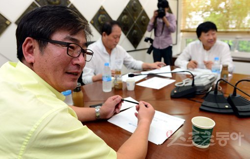 28일 오후 서울 도곡동 KBO회관에서 열린 ‘2014 인천아시안게임’ 야구대표팀 최종엔트리 명단 발표에 앞서 류중일 감독 및 기술위원들이 회의를 펼치고 있다. 김민성 기자 marineboy@donga.com 트위터 @bluemarine007