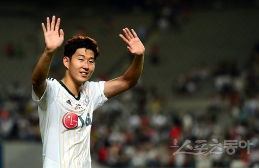 30일 서울 상암 월드컵경기장에서 열린 바이엘 04 레버쿠젠과 FC 서울의 친선경기에서 레버쿠젠이 서울에 2-0으로 승리한 뒤 손흥민이 팬들에게 손을 흔들며 인사하고 있다. 상암｜김민성 기자 marineboy@donga.com 트위터 @bluemarine007