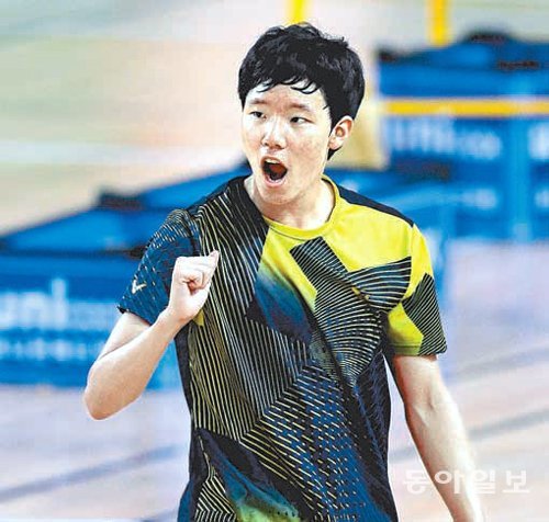 30일 전남 화순에서 열린 이용대 배드민턴대회 남자고등부단식결승전에서서승재가득점한뒤환호하고있다. 화순=김종원 스포츠동아 기자 won@donga.com