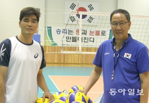 한국 남자배구 대표팀의 박기원 감독(오른쪽)과 임도헌 코치가 지난달 30일 충북 진천선수촌에서 훈련을 마친 뒤 포즈를 취했다. 박 감독이 삼성화재 신치용 감독에게 부탁해 합류한 임 코치는 “대표팀 코칭스태프가 된 건 2002년 이후 12년 만이다. 대표팀이 좋은 성적을 낼 수 있도록 최선을 다하겠다”고 말했다. 진천=이승건 기자  why@donga.com