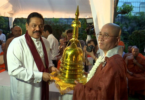 7월 28일 스리랑카 수도 콜롬보 대통령궁에서 마힌다 라자팍세 스리랑카 대통령(왼쪽)이 경기 부천시 석왕사 주지 영담 스님에게 부처님 진신사리가 봉안된 작은 사리탑을 기증하고 있다. 공동취재단