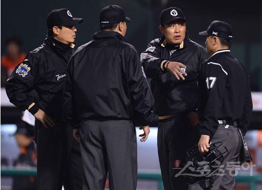 심판합의판정을 위해 4심이 논의하는 모습. 스포츠동아DB