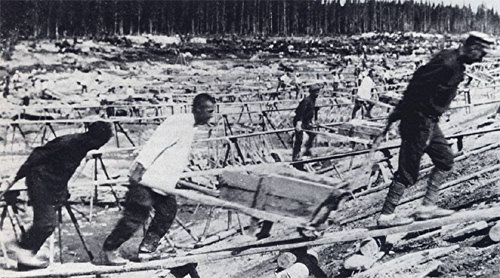 1932년 옛 소련 북서부 발트해운하 인근에 있던 굴라크에서 죄수들이 강제 노동에 시달리고 있다. 글항아리 제공