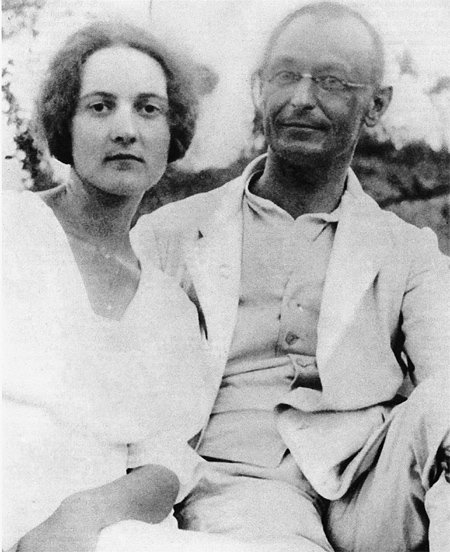 1921년 헤르만 헤세(오른쪽)와 그의 두 번째 부인 루트 벵거. 이들은 1923년 결혼했지만 4년 만에 이혼했다. 루트는 당찬 여성이었지만 헤세의 사랑을 갈구해 매달렸다는 점에선 첫 번째 부인과 마찬가지였다. 자음과모음 제공