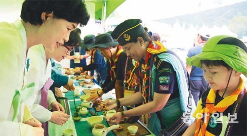 2일 경북 상주시 낙동강변 국제패트롤잼버리 야영장에 마련된 한국 차(茶) 문화 체험 부스에서 스카우트 대원들이 차 예절을 배우고 있다. 장영훈 기자 jang@donga.com