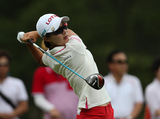 김효주는 3일 충남 태안 골든베이 골프&리조트에서 막을 내린 한화금융클래식에서 시즌 3승째를 거뒀다. 이번 우승으로 김효주는 KLPGA 투어의 ‘지존’이 됐다. 김효주가 3일 최종 4라운드 5번홀에서 티샷을 하고 있다. 사진제공｜KLPGA