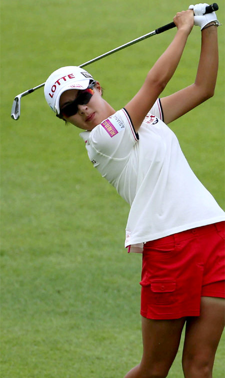 김효주가 한화금융 클래식 4라운드 7번홀(파5)에서 아이언으로 세컨드 샷을 한 뒤 안정된 피니시 자세를 취하고 있다. KLPGA 제공