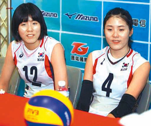 고교생 쌍둥이 자매인 레프트 이재영(왼쪽)과 세터 이다영이 그랑프리 세계여자배구선수권대회를 통해 한국 배구의 미래를 이끌 스타로 혜성처럼 등장했다. 스포츠동아닷컴