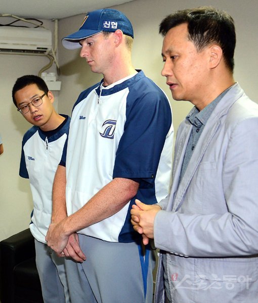 2000년 이후 주심판정에 불만을 품고 퇴장당한 선수는 모두 11명. 이중 10명이 외국인선수였다. 이들은 한국행을 결정짓고 불안한 심리상태와 한국문화에 대한 이질감 때문에 필드에서 쉽게 흔들리는 경향을 보인다. 3일 문학 SK전에서 퇴장당한 NC의 외국인투수 찰리 쉬렉(가운데)이 팬들에게 사과하고 있다. 김민성 기자 marineboy@donga.com 트위터 @bluemarine007