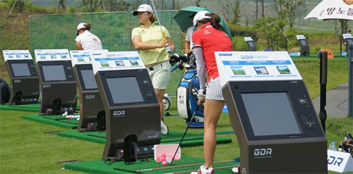 지난달 31일부터 이달 3일까지 충남 태안에서 열린 한국여자프로골프(KLPGA)투어 한화금융클래식에 출전한 선수들이 대회 연습장에서 골프연습 전용 시뮬레이터 GDR를 이용해 샷을 가다듬고 있다. 골프존 제공