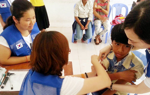 공적개발원조(ODA) 사업의 일환으로 지난달 부산사람 이태석기념사업회 자원봉사단이 캄보디아 프놈펜 쩡아엑 지역에서 의료봉사활동을 펴고 있다. 부산시 제공