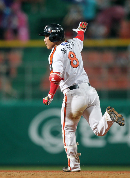 ‘정근우가 끝냈다!’ 한화 정근우가 6일 청주 삼성전에서 연장 11회말 2사 1루에서 극적인 끝내기홈런을 터뜨린 뒤 베이스를 돌고 있다. 사진제공｜스포츠코리아