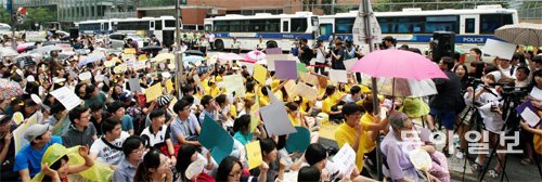 “일본은 반성하라” 1138번째 수요집회 국제사회가 일본군 위안부 문제 해결에 적극 나서라고 일본을 
압박하는 가운데 6일 오후 서울 종로구 율곡로2길 주한 일본대사관 앞에서 열린 제1138차 정기 수요집회 참석자들이 일본 정부의 
사죄와 배상을 요구하고 있다. 최혁중 기자 sajinman@donga.com