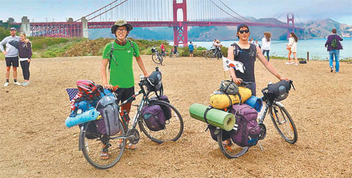 미국 자전거 일주에 나선 정현진 씨(왼쪽)와 강병권 씨가 최근 미국 샌프란시스코 금문교 앞에서 기념촬영을 하고 있다. 경상대 제공