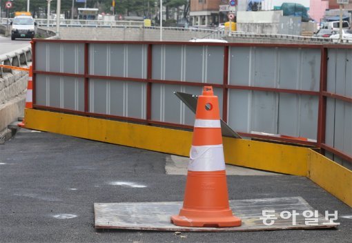 7일 서울 송파구 제2롯데월드 인근 왕복 6차로에 또다시 발생한 ‘싱크홀’을 임시로 덮어놓은 모습. 5일 낮 12시경 서울 송파구 석촌역 인근 도로에서 발생한 싱크홀은 폭 2.5m, 길이 8m, 깊이 약 5m 규모였다. 장승윤 기자 tomato99@donga.com