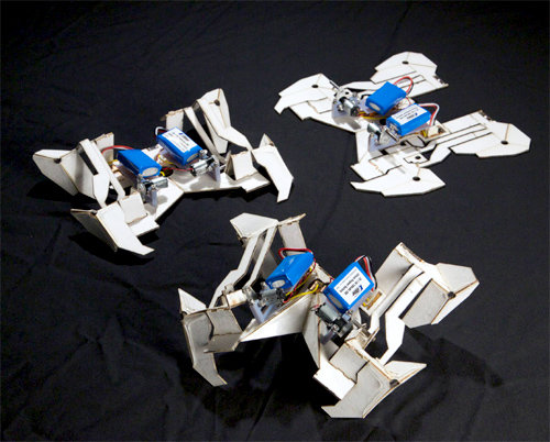 미국 하버드대가 개발한 길이 10cm 로봇. 플라스틱 기판이 붙어 있는 종이가 전개도에 따라 스스로 몸을 접어 마치 ‘트랜스포머’처럼 작은 로봇으로 변한다. 하버드대 와이스연구소 제공