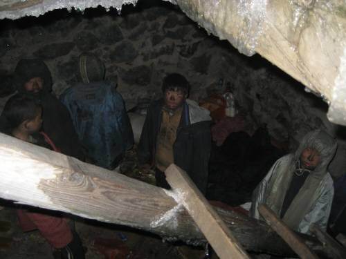 북-중 접경지역으로 나온 북한의 꽃제비들이 산속의 굴 같은 곳에 아지트를 만들고 숨어서 지내는 모습. 대북소식통 제공