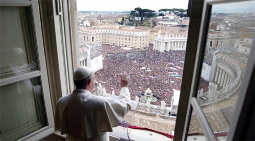 집무실 창문 앞에 서서 첫 삼종기도를 드리는 프란치스코 교황. 더난출판 제공