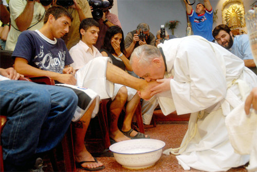 2008년 부활절을 앞두고 부에노스아이레스에서 열린 세족식에서 젊은 마약중독자의 발을 씻겨준 뒤 입을 맞추고 있는 베르고글리오 추기경(프란치스코 교황). 더난출판 제공