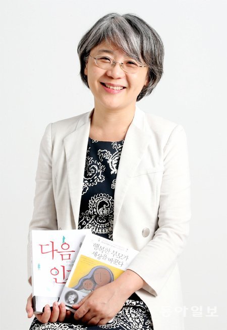 이나미 전문의는 “내 책은 한 번 죽어야 하나 보다” 하며 웃었다. ‘행복한 부모가 세상을 바꾼다’는 출판사에서 한 번 퇴짜를 맞은 뒤 다른 출판사에서 다시 냈다. 최혁중 기자 sajinman@donga.com