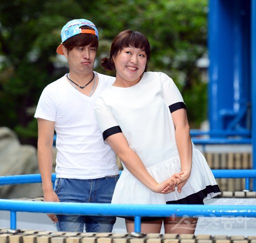 ‘개그콘서트’의 새로운 인기 코너 ‘선배, 선배!’의 주역 정명훈(왼쪽)과 이수지. 후배들과 격 없이 지내는 정명훈과 애교 많은 이수지의 평소 모습은 이 코너에 고스란히 담겼다. 김민성 기자 marineboy@donga.com 트위터 @bluemarine007