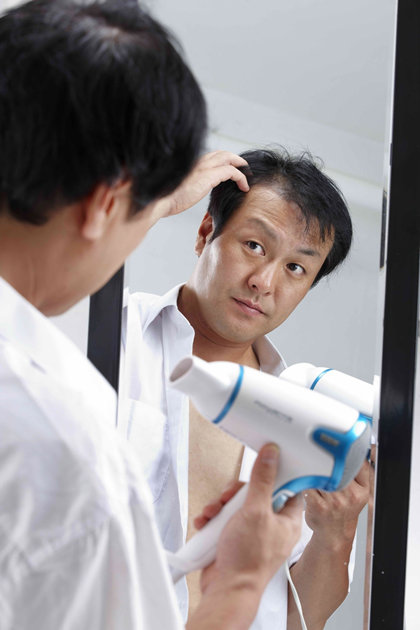 태양열과 자외선이 강한 여름은 탈모인들에게 최악의 계절이다. 전문가들은 태양빛이 가장 강한 시간대에는 가급적 외출을 피하는 한편 자주 머리를 감아주는 것이 좋다고 조언한다. 탈모가 진행되는 경우라면 약물의 도움을 받는 것을 추천한다. 사진제공｜프레인