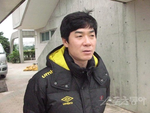 일본 사간도스는 팀을 J리그 1위로 올려놓은 윤정환 전 감독과 8일 결별을 선언했다. 2부리그의 만년 하위팀을 단숨에 1부리그로 승격시킨 데 이어 우승까지 넘보는 강팀으로 변모시킨 윤 전 감독의 전격 해임으로 적잖은 파장이 일고 있다. 스포츠동아DB