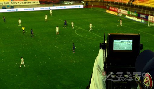 10일 오후 수원월드켭경기장에서 열린 '현대오일뱅크 K리그 클래식 2014' 수원 삼성과 제주 유나이티드의 경기에서 방송카메라 스케치 있다. 수원 | 김민성 기자 marineboy@donga.com 트위터 @bluemarine007