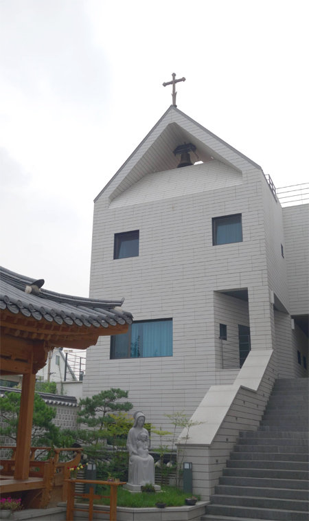 한국 천주교 역사를 품고 있는 서울 종로구 북촌로 가회동 성당. 종로구청 제공