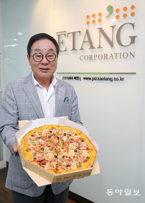 공재기 회장은 “최근 저가(低價) 피자 프랜차이즈가 많이 늘었지만 가격 경쟁력과 뛰어난 품질을 바탕으로 당당히 이길 자신이 있다”고 말했다. 전영한 기자 scoopjyh@donga.com