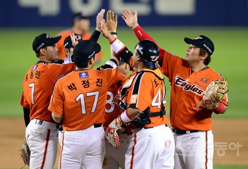 ‘7경기 6승1패’ 달라진 한화 한화의 상승세가 무섭다. 한화는 최근 7경기에서 6승 1패의 놀라운 승률을 보였다. 한화 선수들이 11일 잠실 LG전서 4-2로 승리한 뒤 그라운드에서 기쁨을 나누고 있다. 잠실｜김민성 기자 marineboy@donga.com 트위터 @bluemarine007