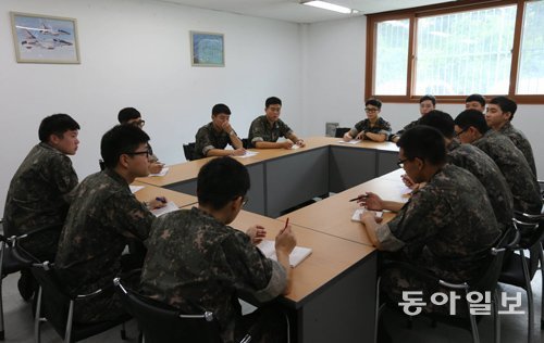 간부 간섭 없이 군생활 토론 공군 17전투비행단 병사자치위원회 소속 병사들이 11일 병사자치구역 내 회의실에서 간부들의 간섭 없이 후임병들이 제안한 건의사항에 대해 열띤 토론을 하고 있다. 청주=홍진환 기자 jean@donga.com